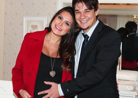  Esperando gêmeas, Leandro do KLB e ex-Miss Brasil posam juntinhos